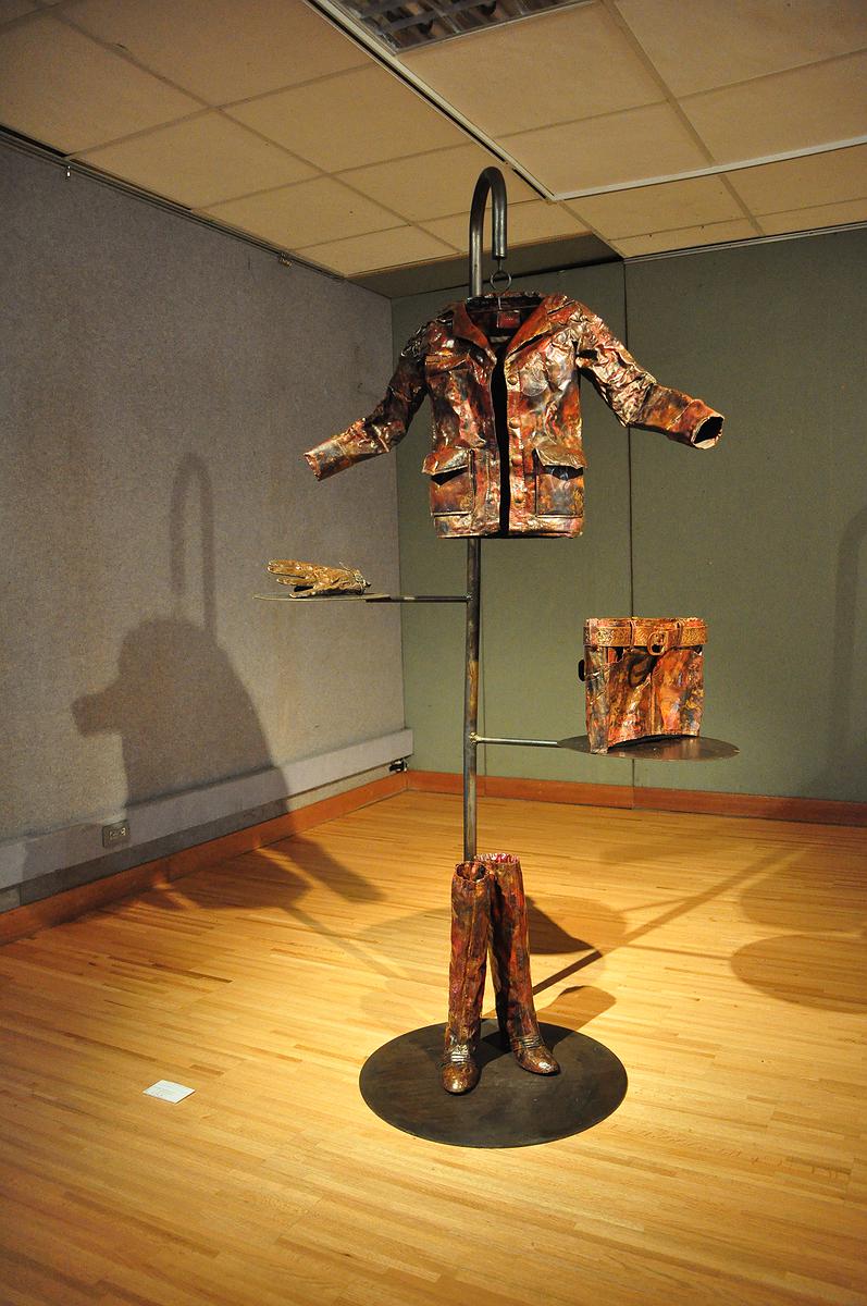 Invisible, Shell and Clothes － A Discourse on Huang, Hsiao-Shan's Work of Art's Cover