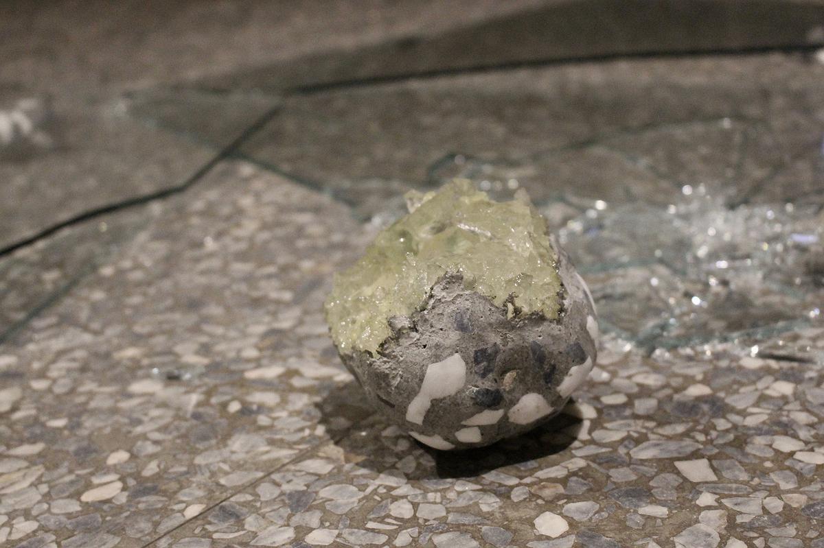 一閃一閃亮晶晶6，環氧樹脂、磨石子、玻璃，2019。的封面圖