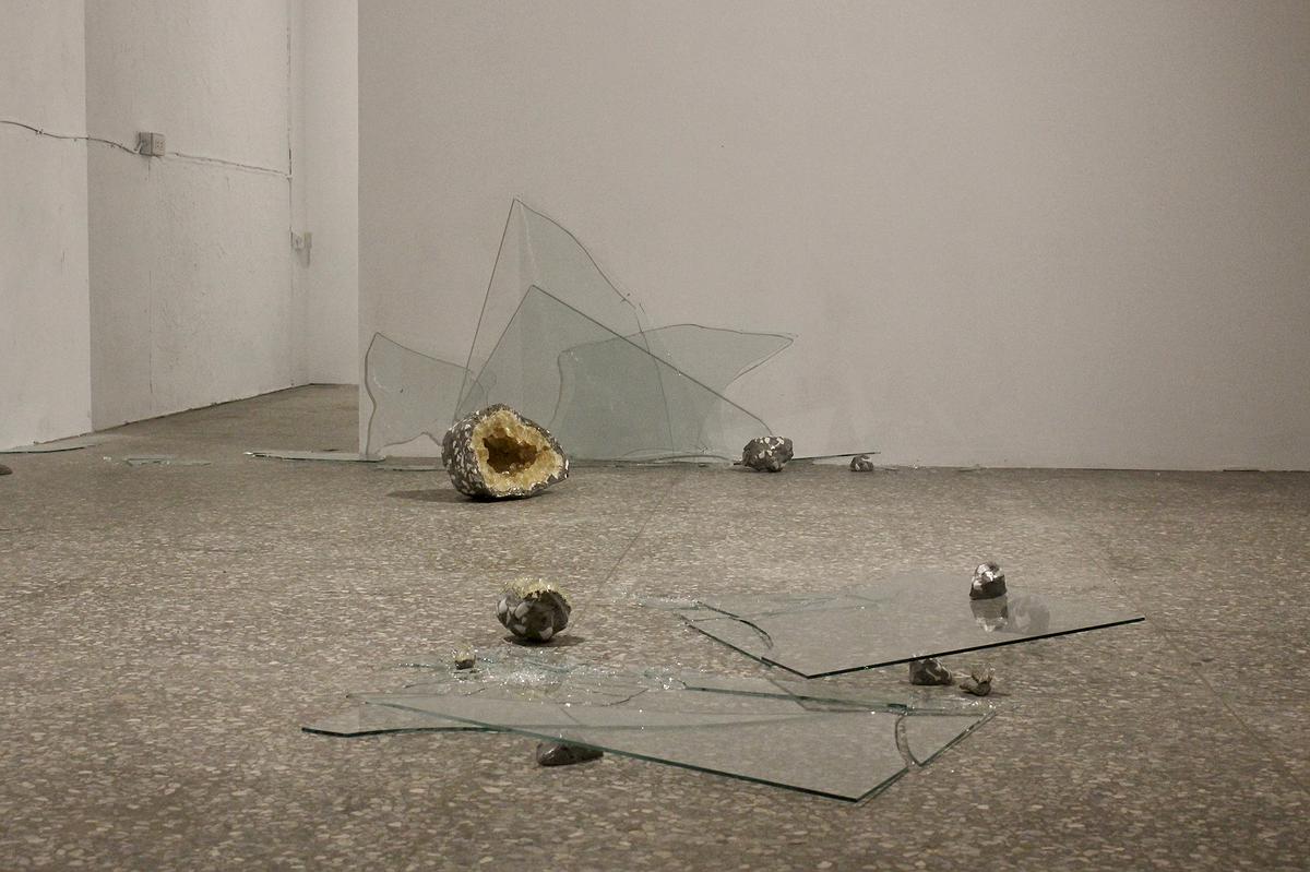 一閃一閃亮晶晶1，環氧樹脂、磨石子、玻璃，2019。的封面圖