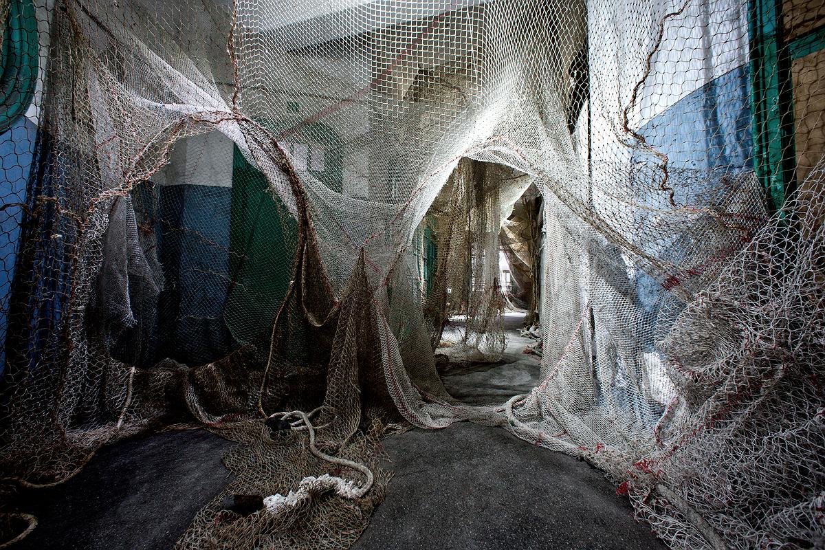 〈迷網之境〉，2018，漁網、繩子、樹酯、Antari ICE-101、ARRI燈，作品局部-1的封面圖