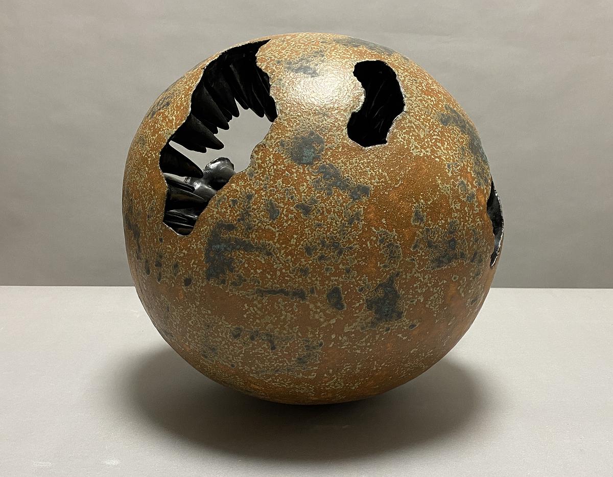 圖99 劉奕堂，〈庇〉，雕塑土、黑色消光釉、墨綠黑斑釉，37×37×37cm，2020的封面圖
