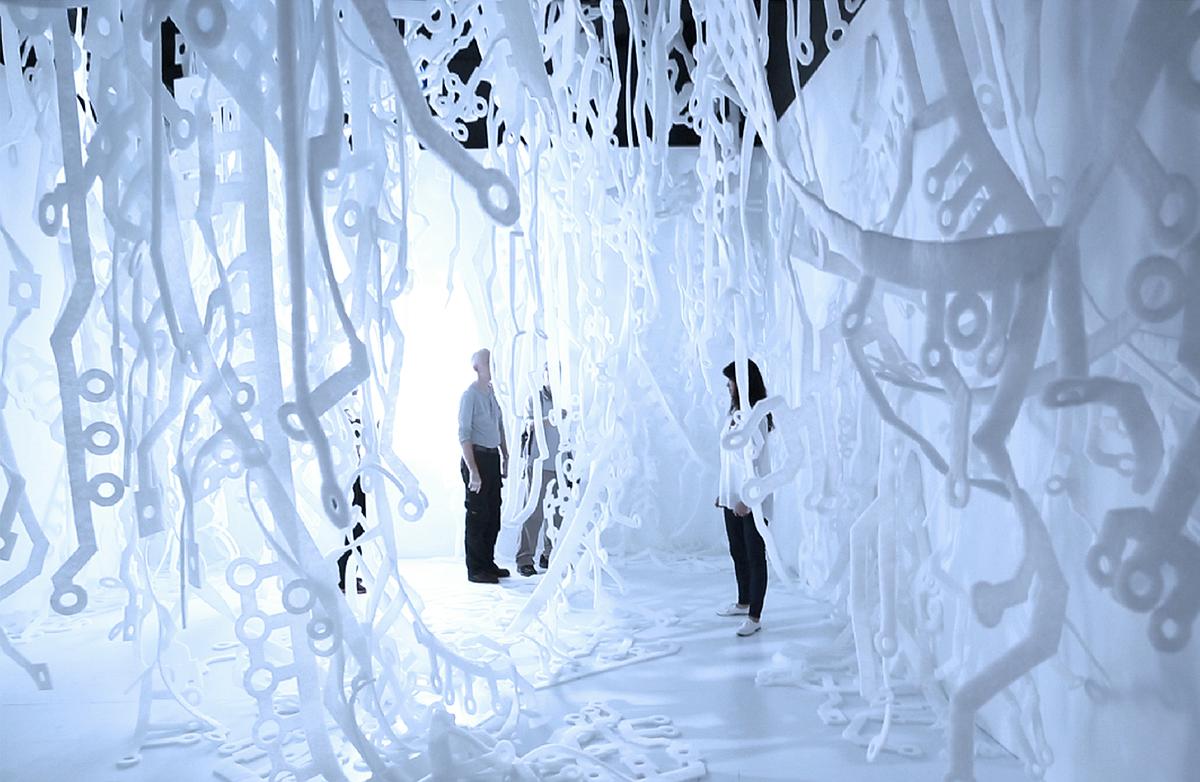 〈神經網路體ll〉作品局部，2016，不織布空氣過濾棉、LED燈、白色壓克力板、白塑膠地板、白木板，660 ×810 ×400 cm。的封面圖