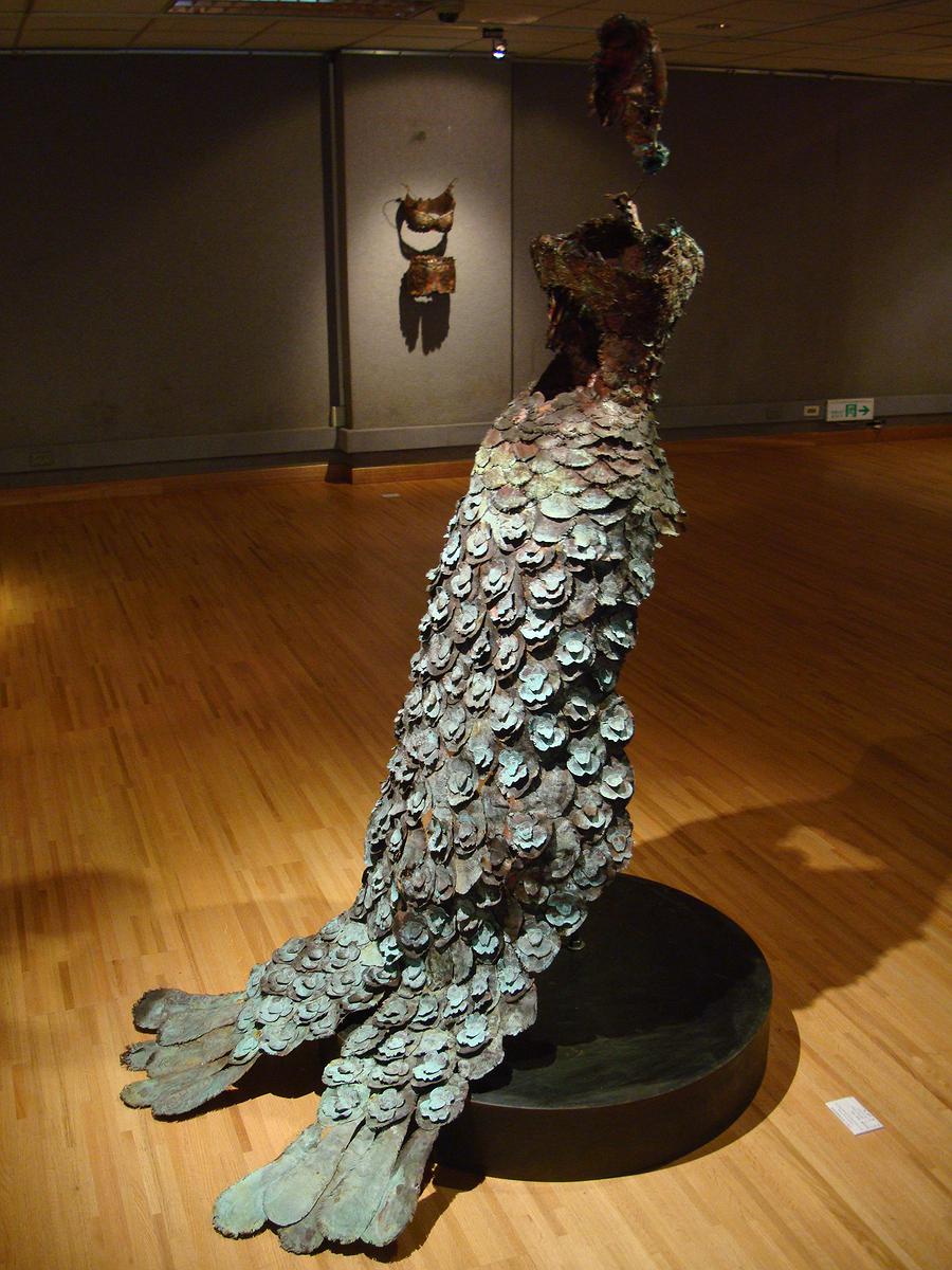 Invisible, Shell and Clothes － A Discourse on Huang, Hsiao-Shan's Work of Art's Cover