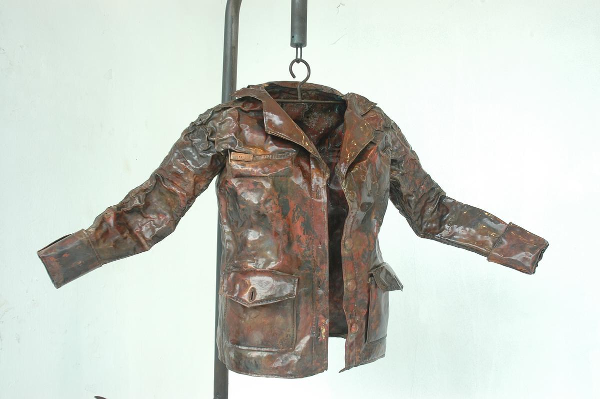 Invisible, Shell and Clothes － A Discourse on Huang, Hsiao-Shan's Work of Art's Cover