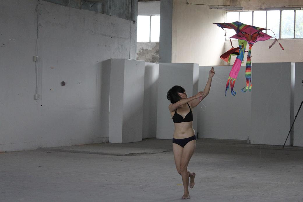 身體座標：當代生活中的身體想像--黃萱創作研究 圖5〈放風箏〉的封面圖