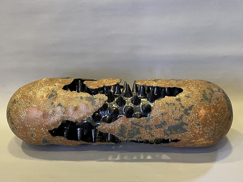 圖121 劉奕堂，〈擘〉，雕塑土、黑色消光釉、墨綠黑斑釉，24×24×72cm，2020的封面圖