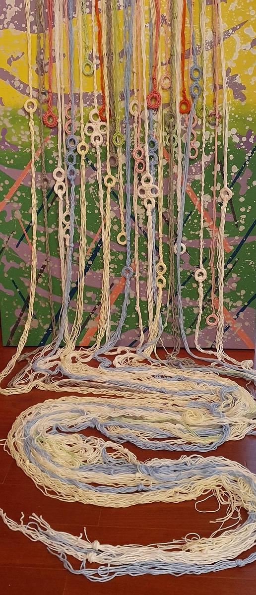 吳淑幸，《繩線引力》系列之三，海洋的旋律，複合媒材，壓克力彩畫布，毛線，紗線，116.5 x 91.5 cm，2022吳淑幸攝影的封面圖