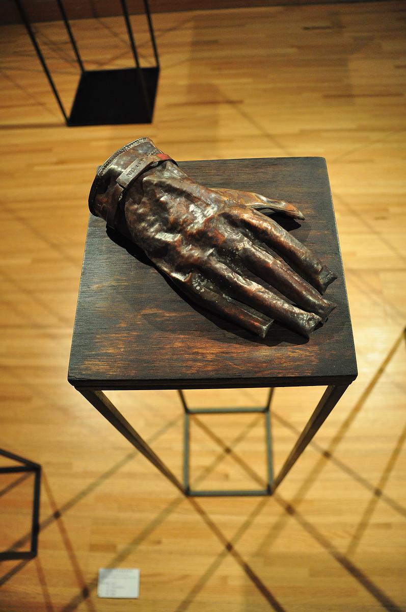Invisible, Shell and Clothes － A Discourse on Huang, Hsiao-Shan's Work of Art's Cover