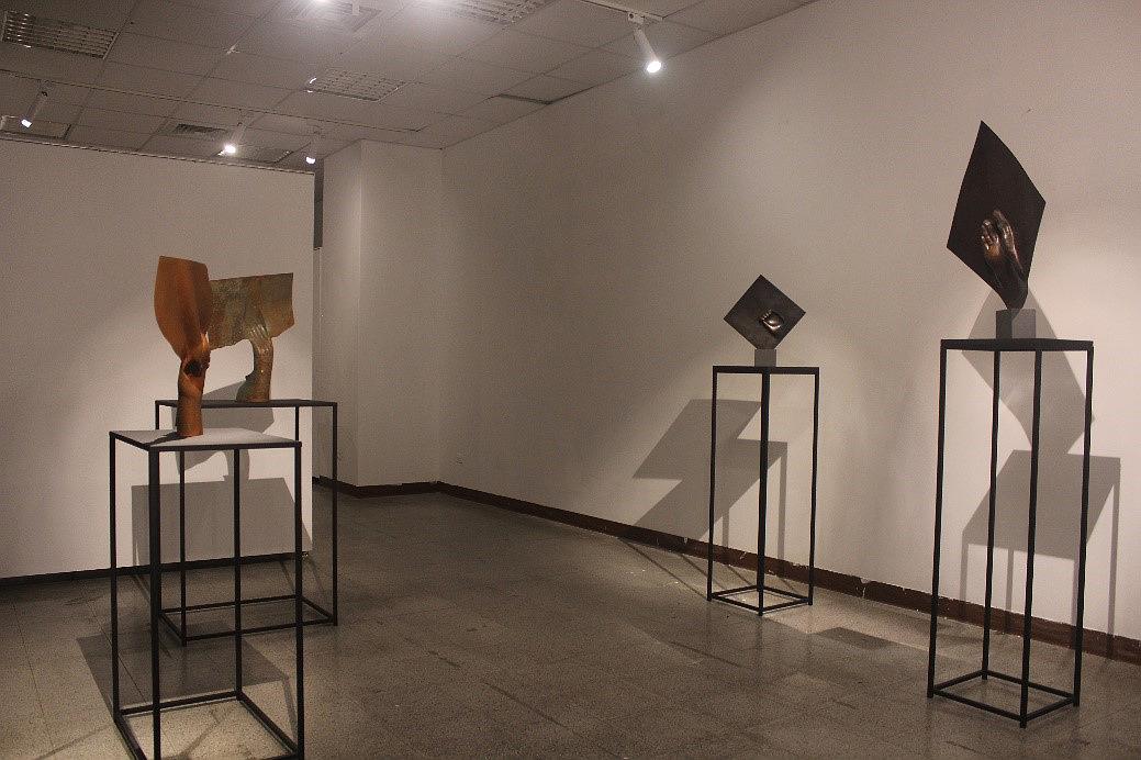 手的覺知記憶─張斯婷金工創作論述-展場照三的封面圖