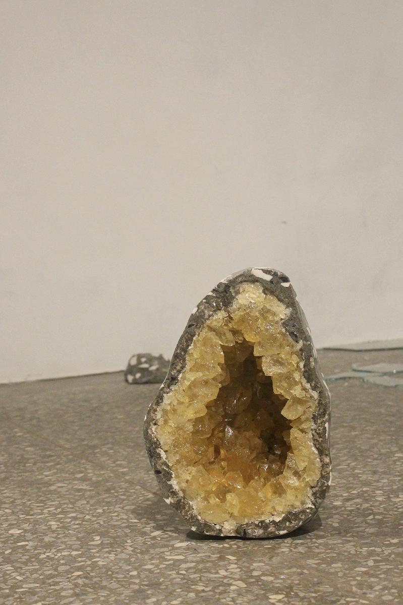 一閃一閃亮晶晶3，環氧樹脂、磨石子、玻璃，2019。的封面圖