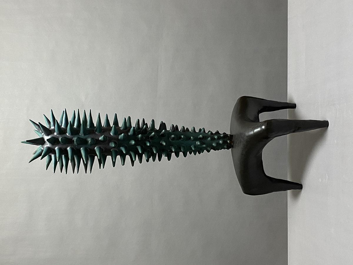 圖110 劉奕堂，〈威〉，雕塑土、黑色消光釉、墨綠黑斑釉，35×32×92cm，2019的封面圖