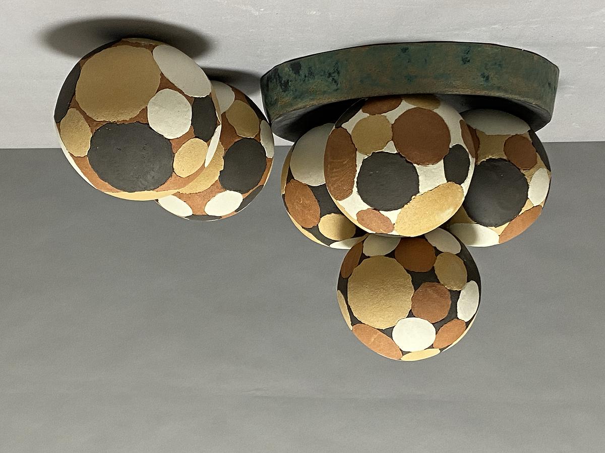 圖160 劉奕堂，〈溢〉，色土、黑色消光釉、墨綠黑斑釉，70×38×36cm，2021的封面圖