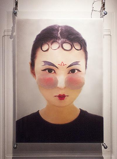 " The Lighting Face "-A Creative Project of Make-Up Art Combining with the Chinese Facial Painting and Greek Mythology's Cover