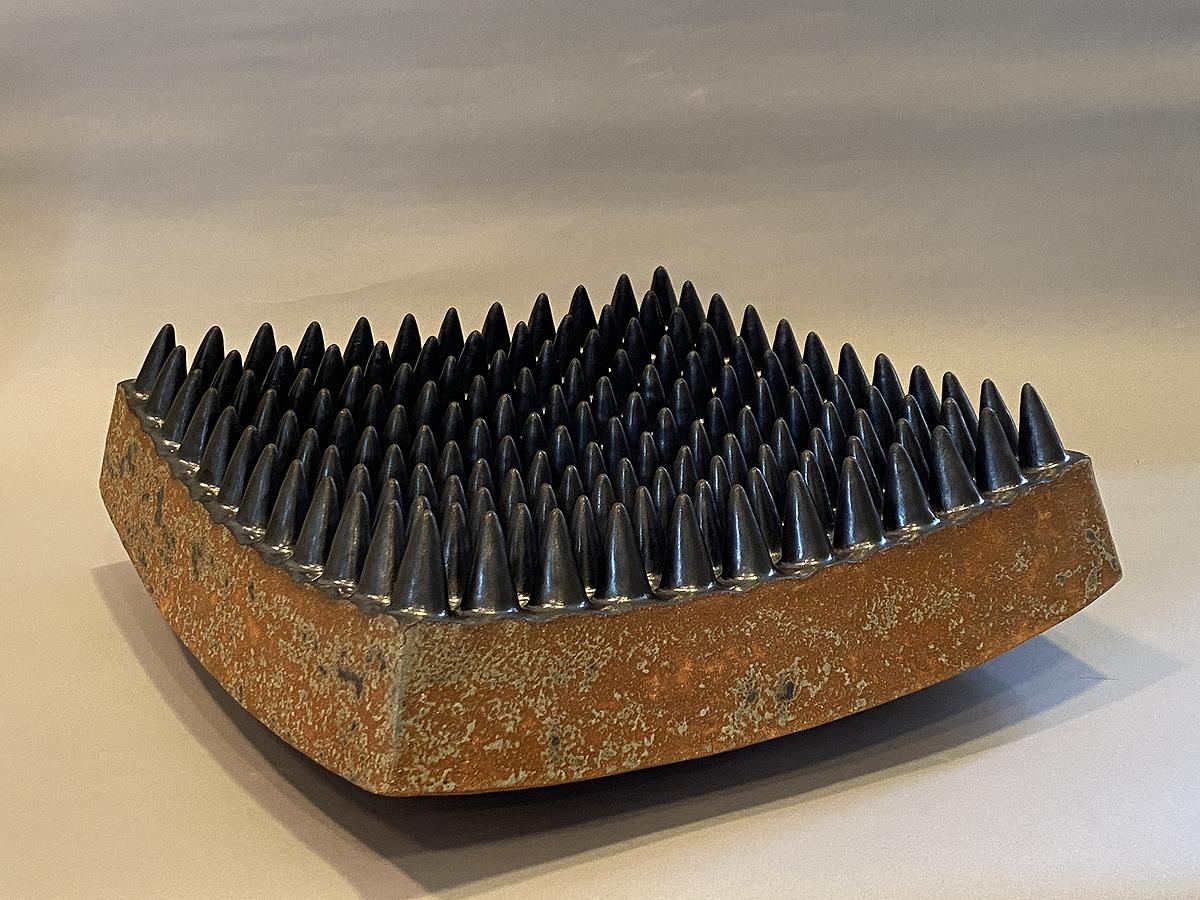 圖96 劉奕堂，〈聚〉，雕塑土、黑色消光釉、墨綠黑斑釉，45×45×15cm，2020的封面圖