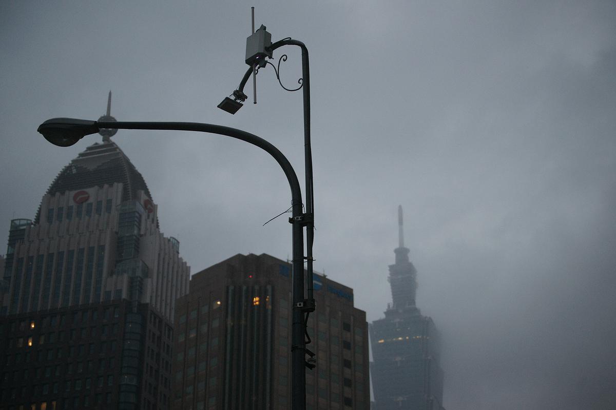 獨立 2012 台北 這是離開家第一個獨自面對的城市，它高傲、忙碌、冷漠的獨自樹立在我眼前，卻是我第一個學習獨立的地方。的封面圖