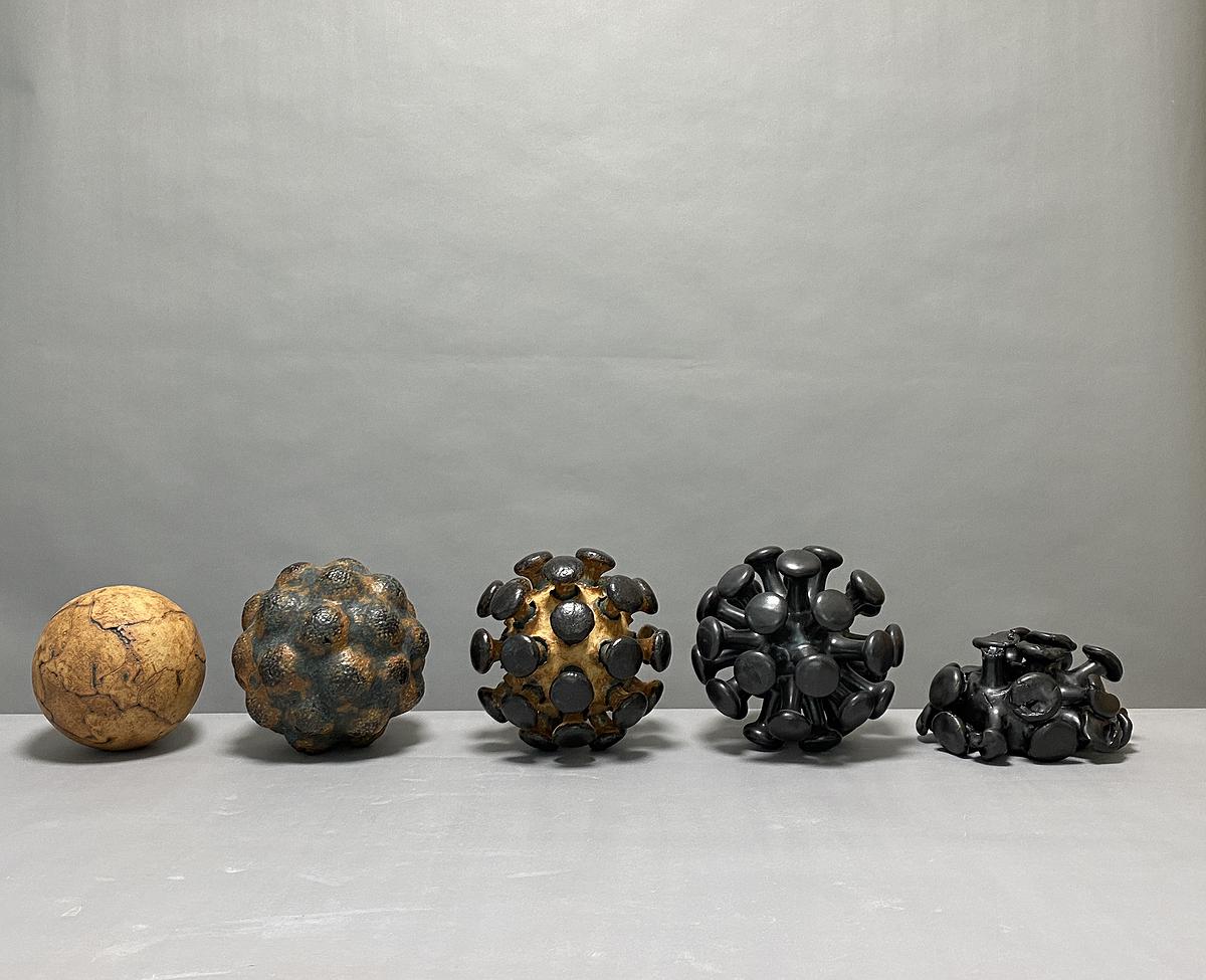 圖127 劉奕堂，〈變〉，雕塑土、黑色消光釉、墨綠黑斑釉，130×22×22cm，2021的封面圖