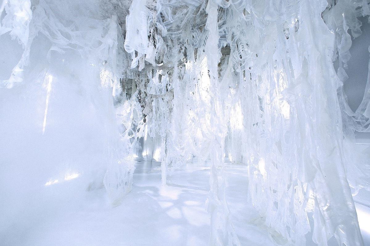 〈層狀空間〉，2017，樹酯、痱子粉LED燈，依場域而定-1的封面圖