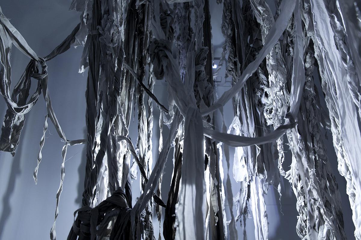 〈滲透〉，2019，純棉布、半棉布、尼龍仿棉布、墨汁、水、透明壓克力箱、、燈球、LED燈泡，自轉馬達、沉水抽水馬達，依場地而定的封面圖