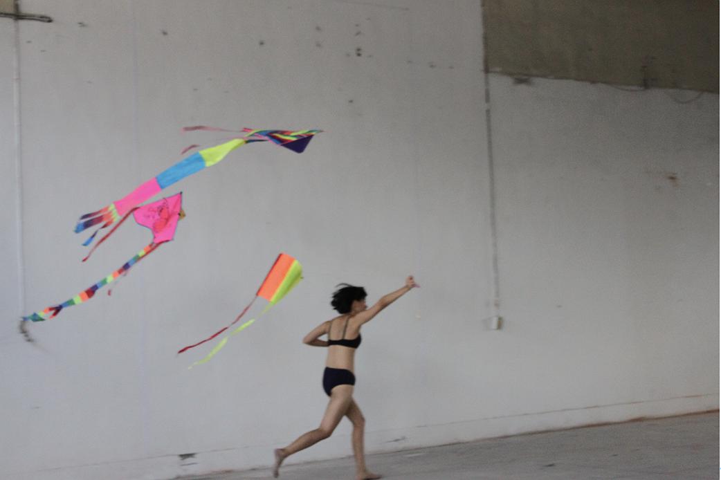 身體座標：當代生活中的身體想像--黃萱創作研究 圖4〈放風箏〉的封面圖