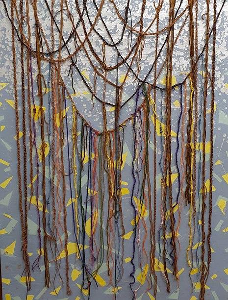 吳淑幸，《繩線引力》系列之五，銀色之都，複合媒材，壓克力彩畫布，毛線，紗線，116.5 x 91.5 cm，2021，吳淑幸攝的封面圖