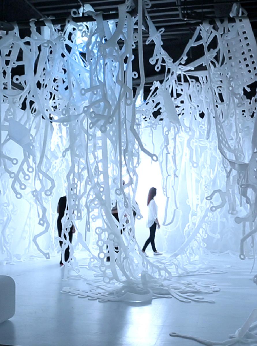 〈神經網路體ll〉作品局部，2016，不織布空氣過濾棉、LED燈、白色壓克力板、白塑膠地板、白木板，660 ×810 ×400 cm。的封面圖