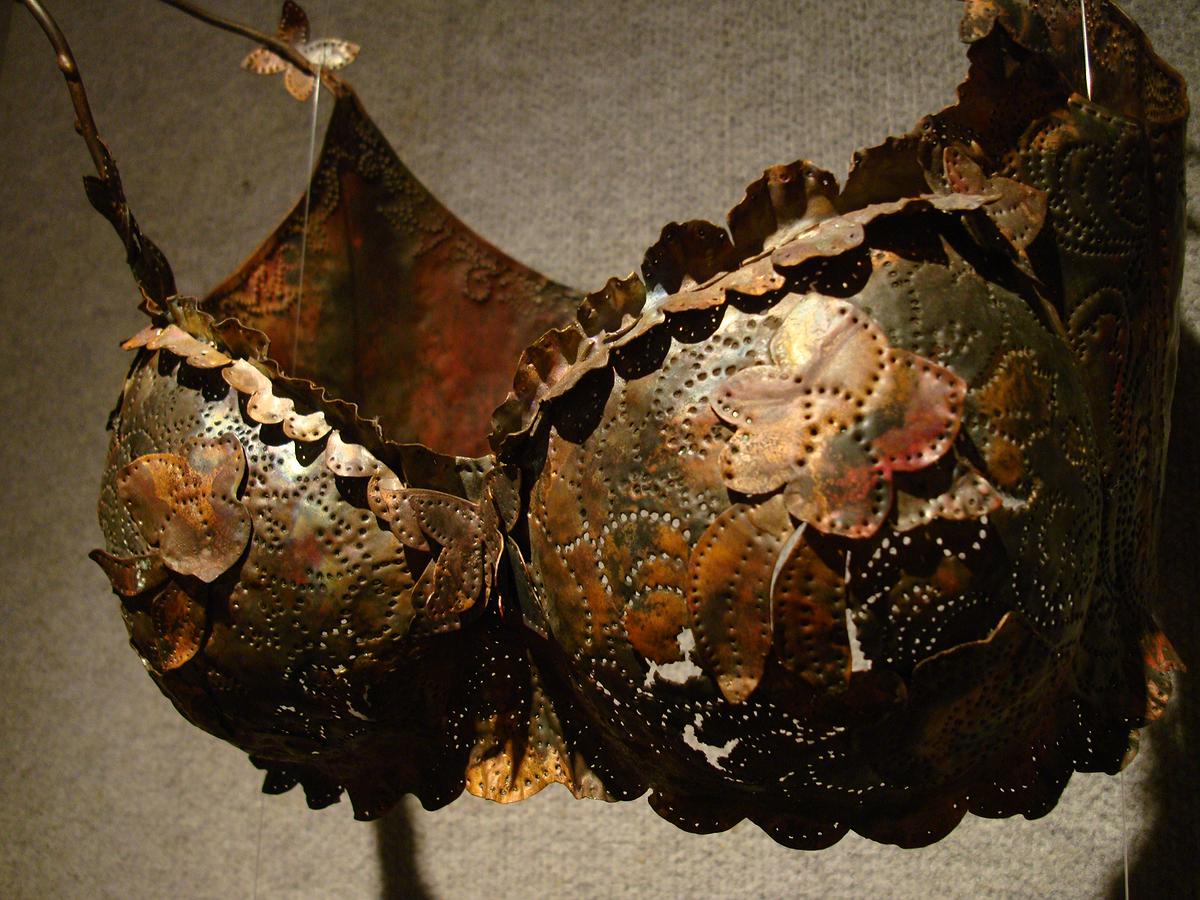Invisible, Shell and Clothes － A Discourse on Huang, Hsiao-Shan's Work of Art's Cover