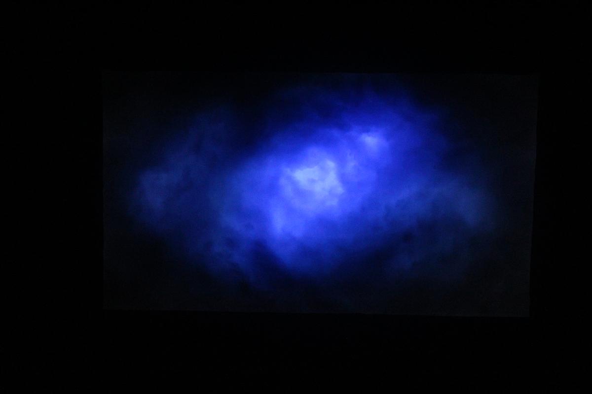 Twilight 6 ，吸音海綿、鏡子、影像，2019。的封面圖