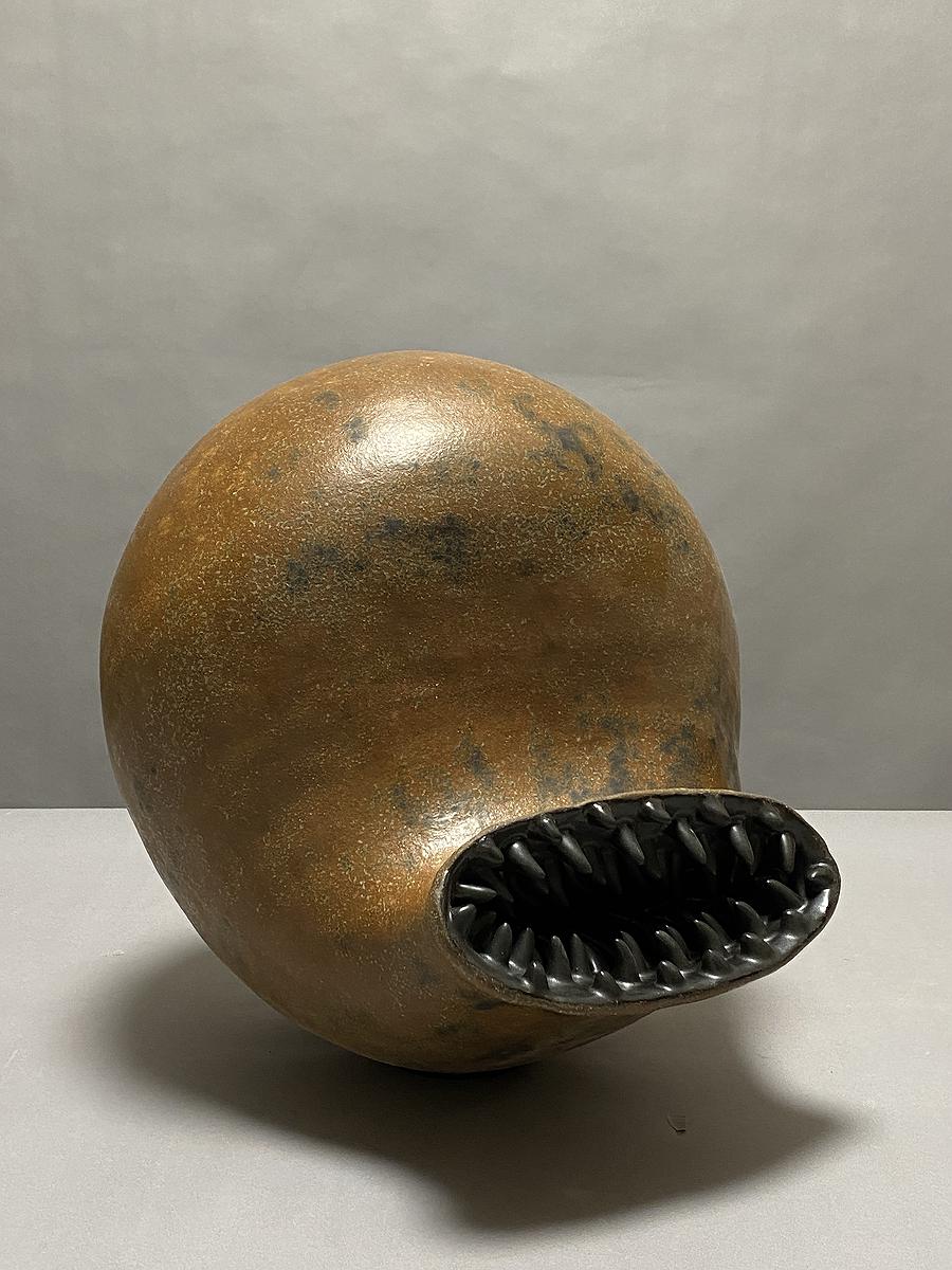 圖146 劉奕堂，〈哈〉，雕塑土、黑色消光釉、墨綠黑斑釉，37×37×46cm，2019的封面圖