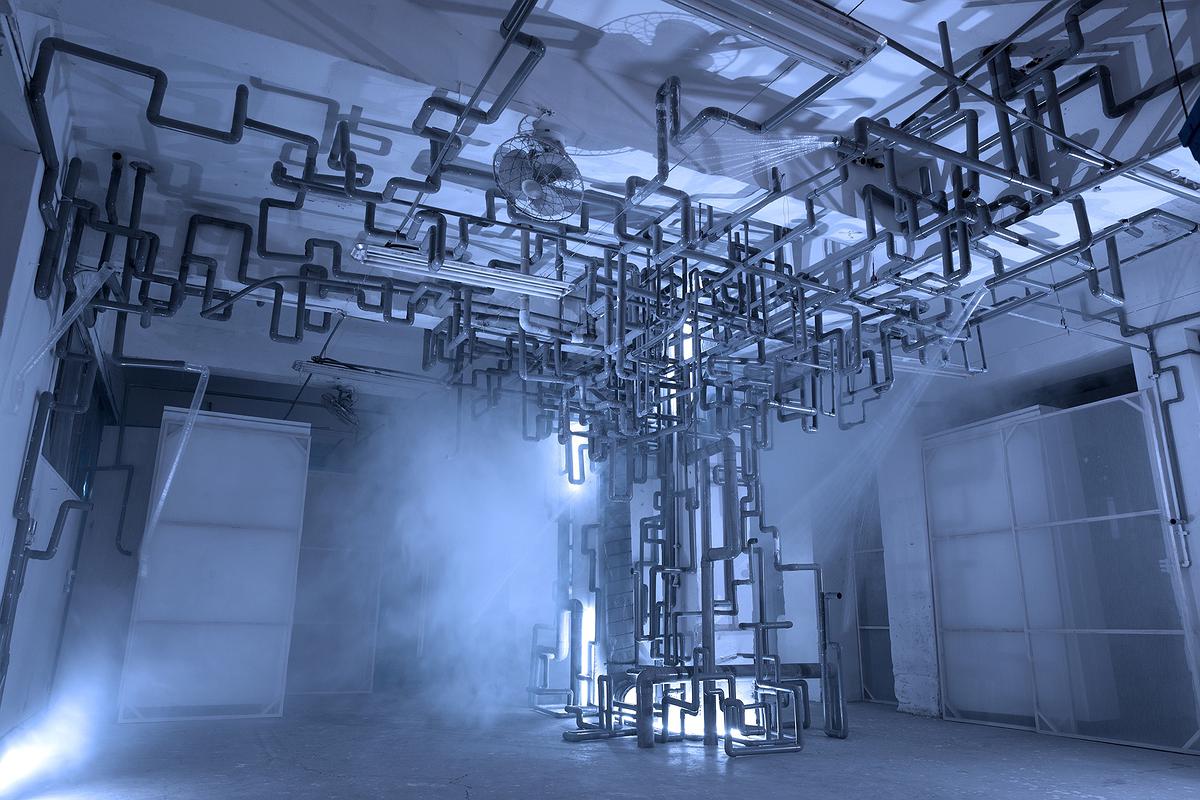 〈向限之間〉，2017，水管、塑膠管袋、空氣動力裝置、LED燈，依場域而定。-2的封面圖