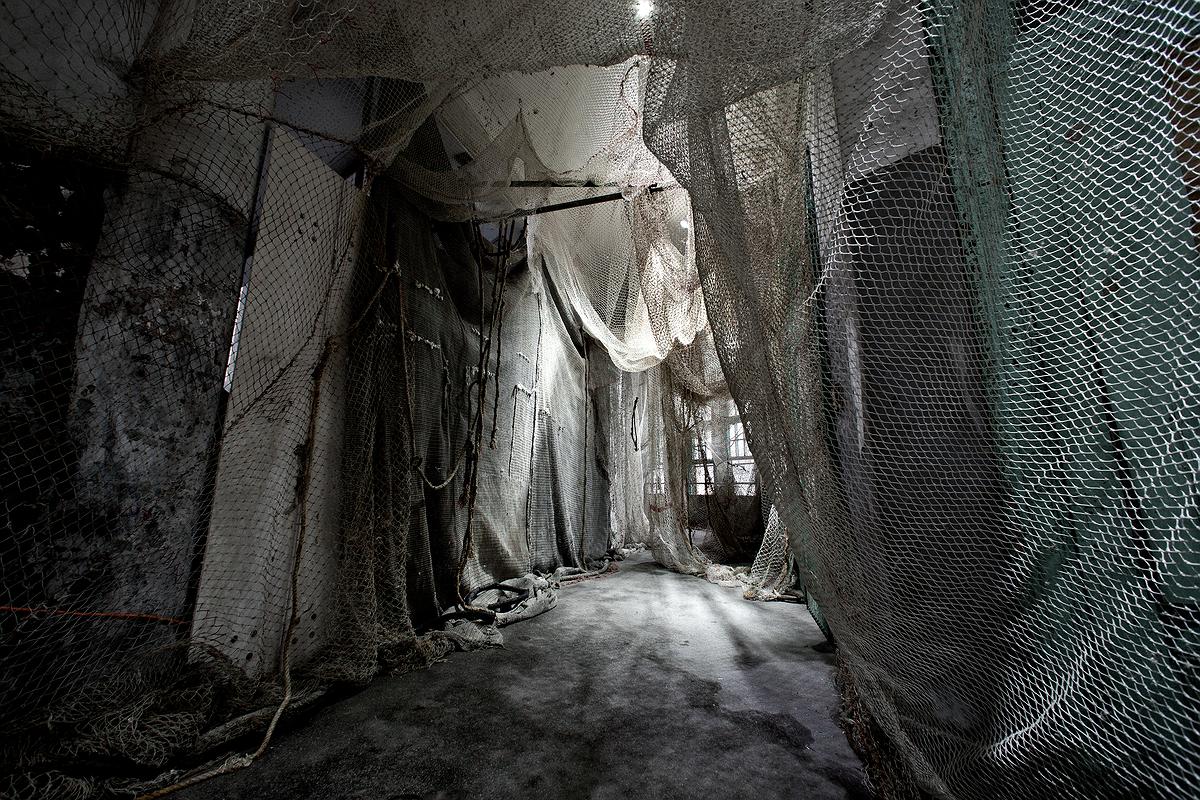 〈迷網之境〉，2018，漁網、繩子、樹酯、Antari ICE-101、ARRI燈，作品局部-3的封面圖