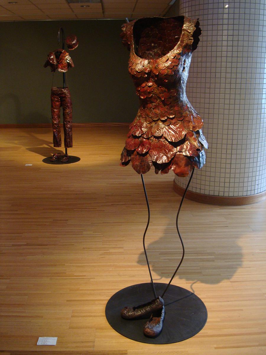 Invisible, Shell and Clothes － A Discourse on Huang, Hsiao-Shan's Work of Art's Cover