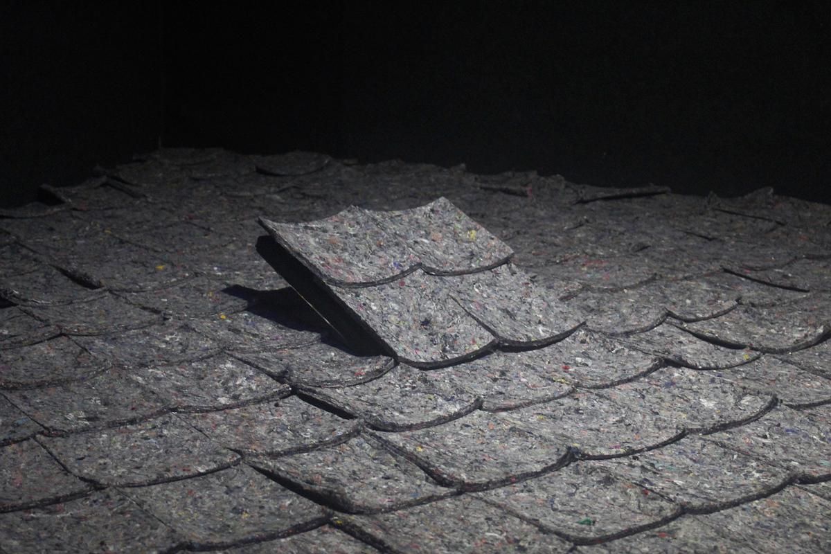 Twilight 2， 吸音海綿、鏡子、影像，2019。的封面圖