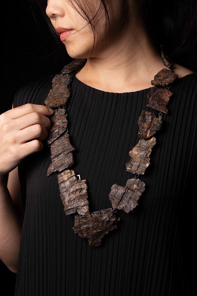 2025_10_Scab_necklace_bark_wearing的封面圖