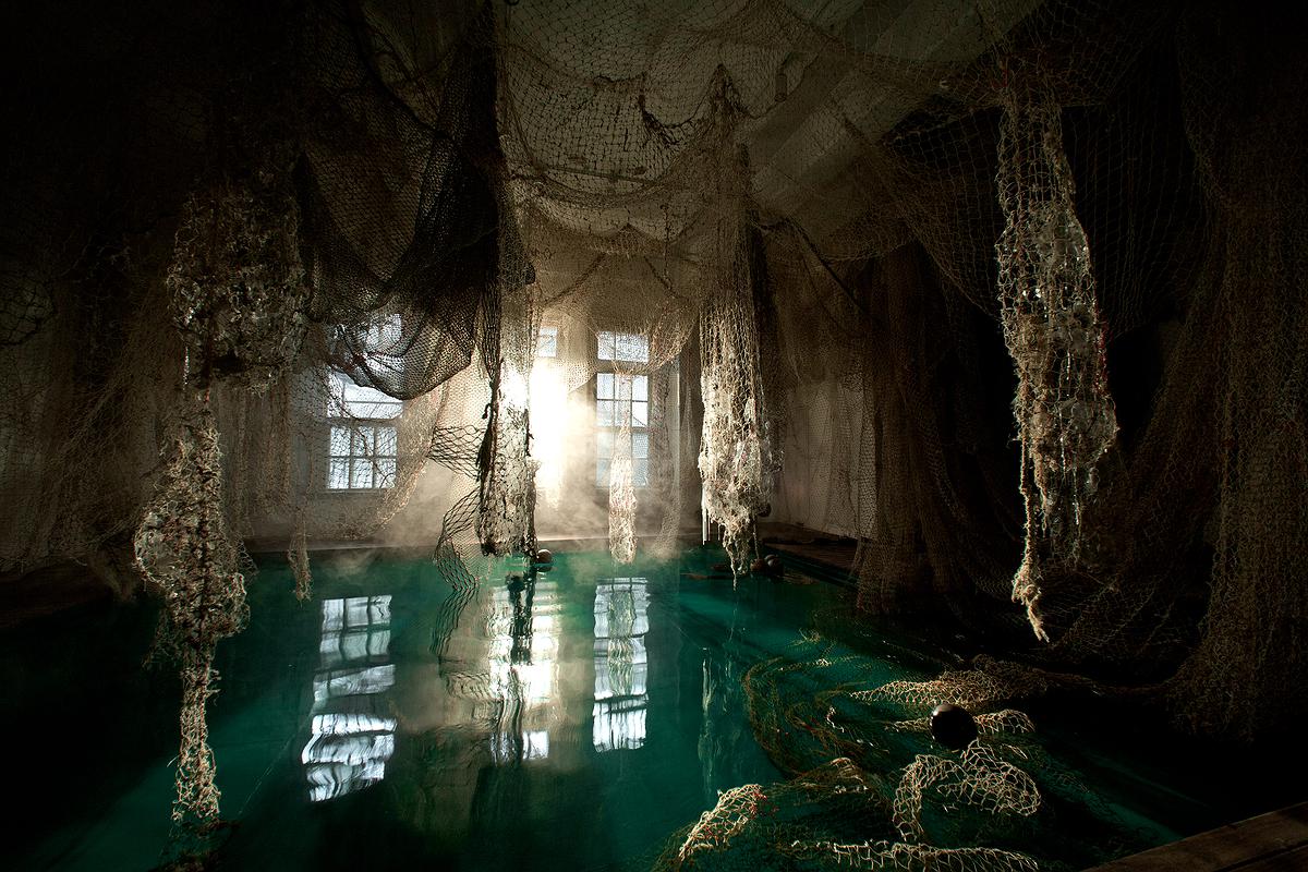 〈迷網之境〉，2018，漁網、繩子、樹酯、Antari ICE-101、ARRI燈-1的封面圖