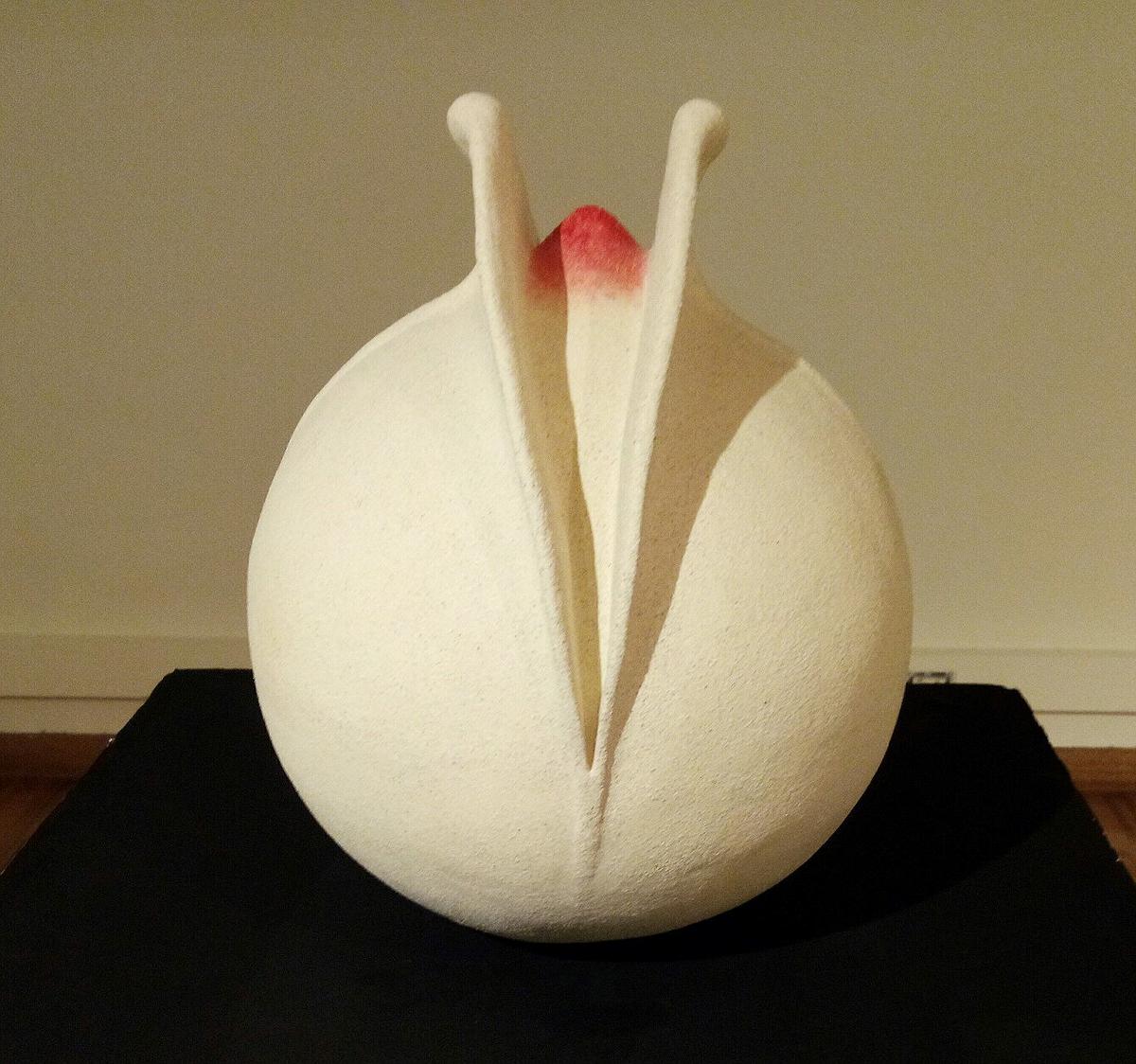 與植物對話 — 魏金蕊陶藝創作論述-《醞釀》正面展出效果。的封面圖