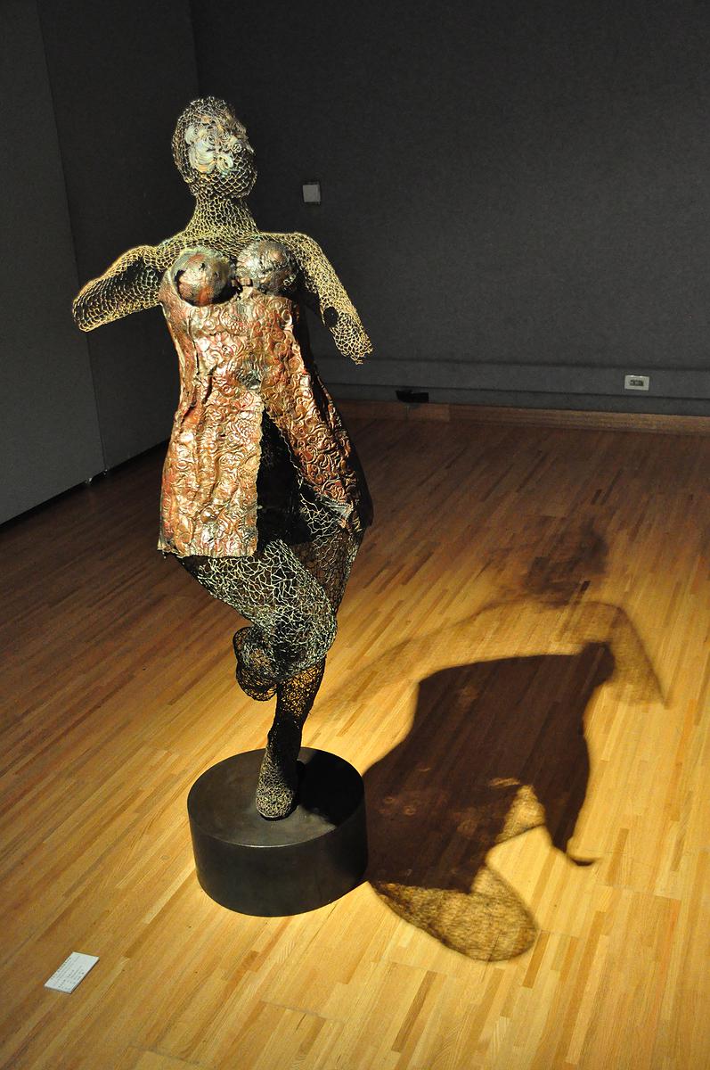 Invisible, Shell and Clothes － A Discourse on Huang, Hsiao-Shan's Work of Art's Cover