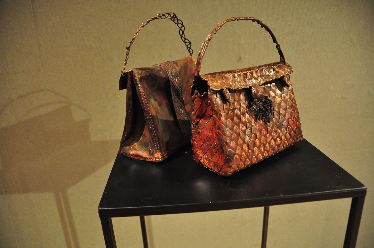 Invisible, Shell and Clothes － A Discourse on Huang, Hsiao-Shan's Work of Art's Cover