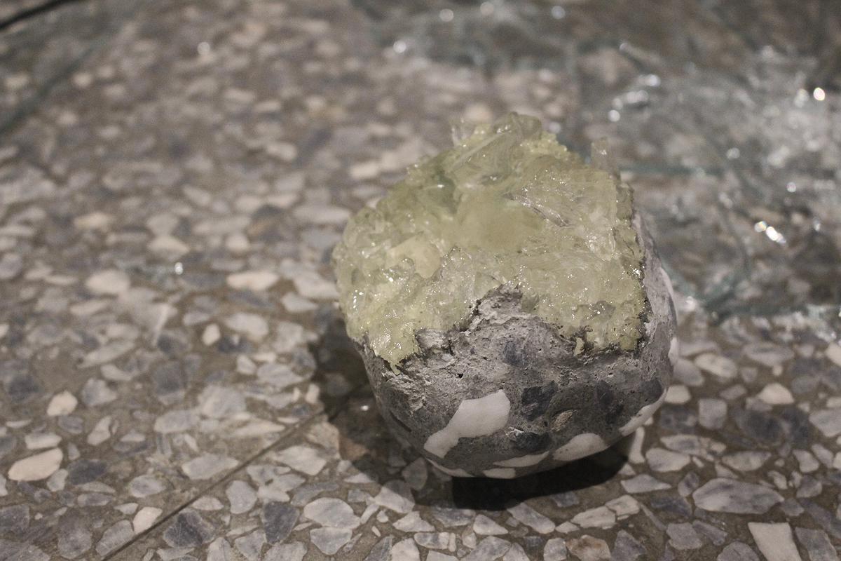 一閃一閃亮晶晶5，環氧樹脂、磨石子、玻璃，2019。的封面圖