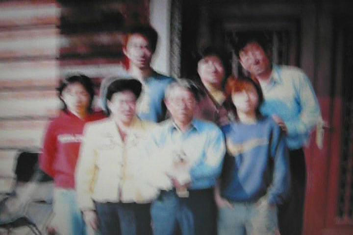 十年後的錯動-全家福合照於新居家屋大門前  苗栗卓蘭的封面圖