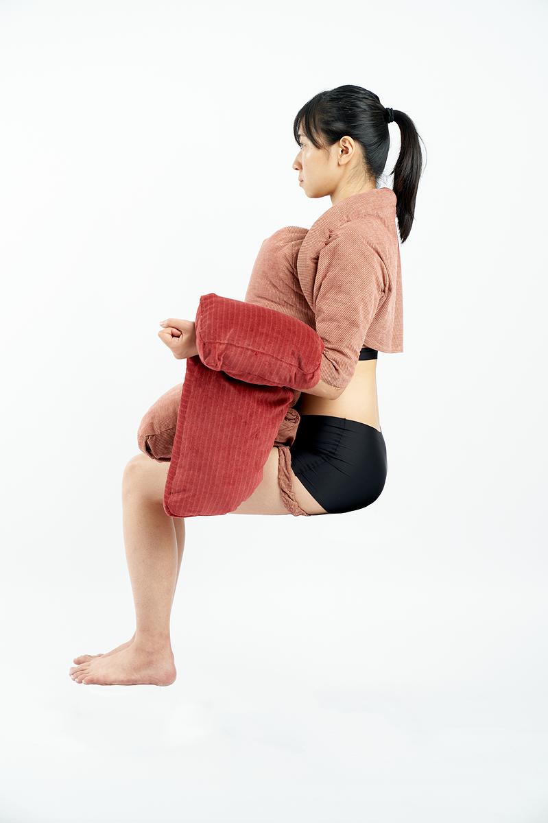 身體座標：當代生活中的身體想像--黃萱創作研究 圖22〈經典紅扶手沙發〉-2的封面圖