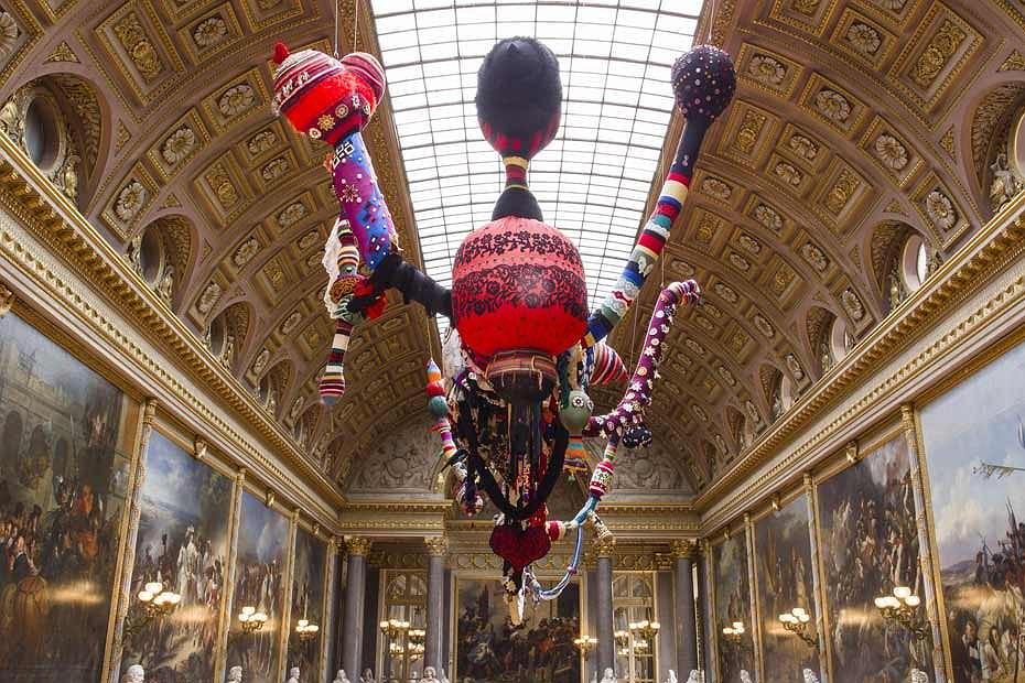 喬安娜瓦斯康塞洛斯，女武神的飛行，布料，填充，毛線等，法國凡爾賽宮，2012，畫面擷取自其個人網站的封面圖