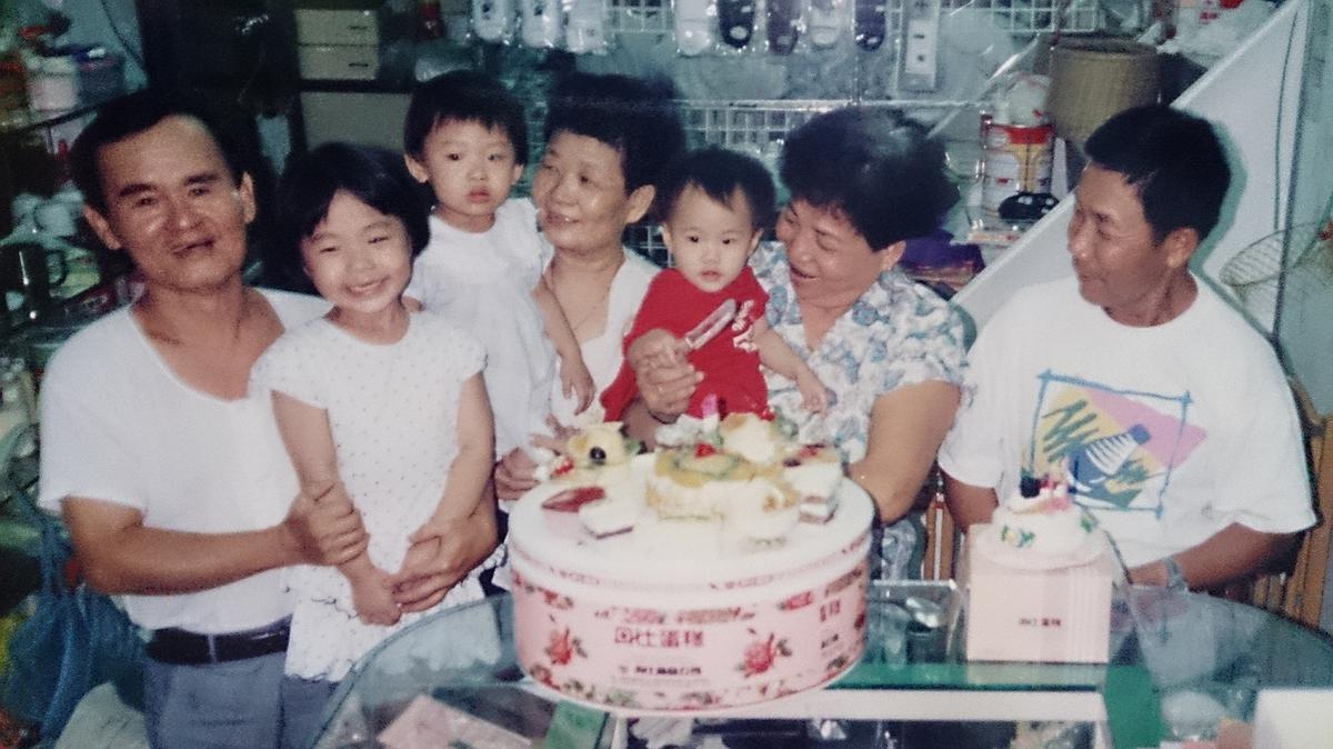 小時候的生日總是有一個要吃好幾天才會吃完的大蛋糕，還有不管是誰生日都要搶著吹到蠟燭的決心。的封面圖