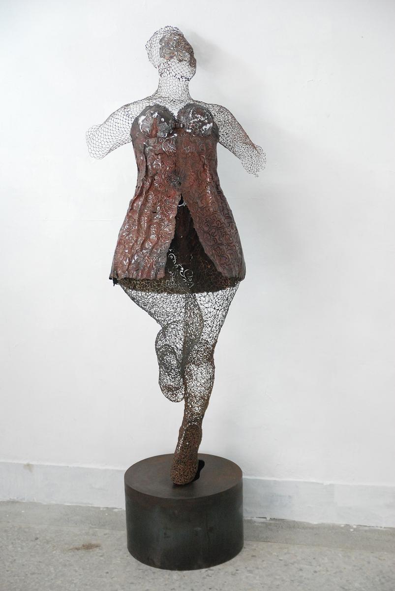 Invisible, Shell and Clothes － A Discourse on Huang, Hsiao-Shan's Work of Art's Cover