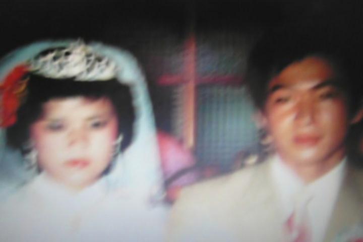 十年後的錯動-父母親於自家二樓臥房  的新婚合影  苗栗卓蘭的封面圖