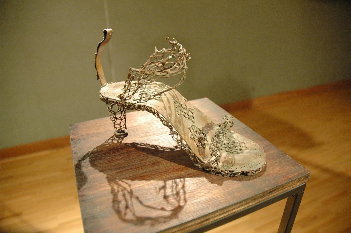 Invisible, Shell and Clothes － A Discourse on Huang, Hsiao-Shan's Work of Art's Cover