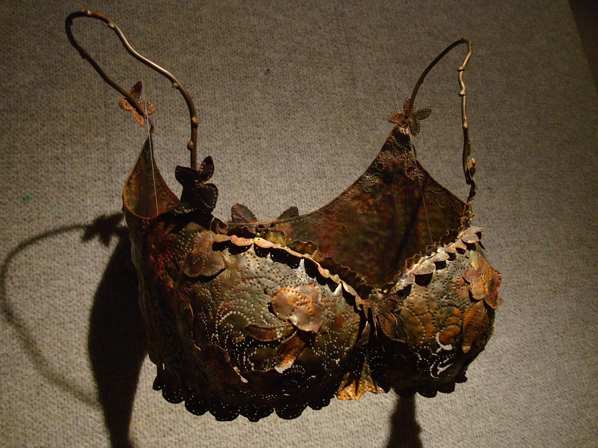 Invisible, Shell and Clothes － A Discourse on Huang, Hsiao-Shan's Work of Art's Cover