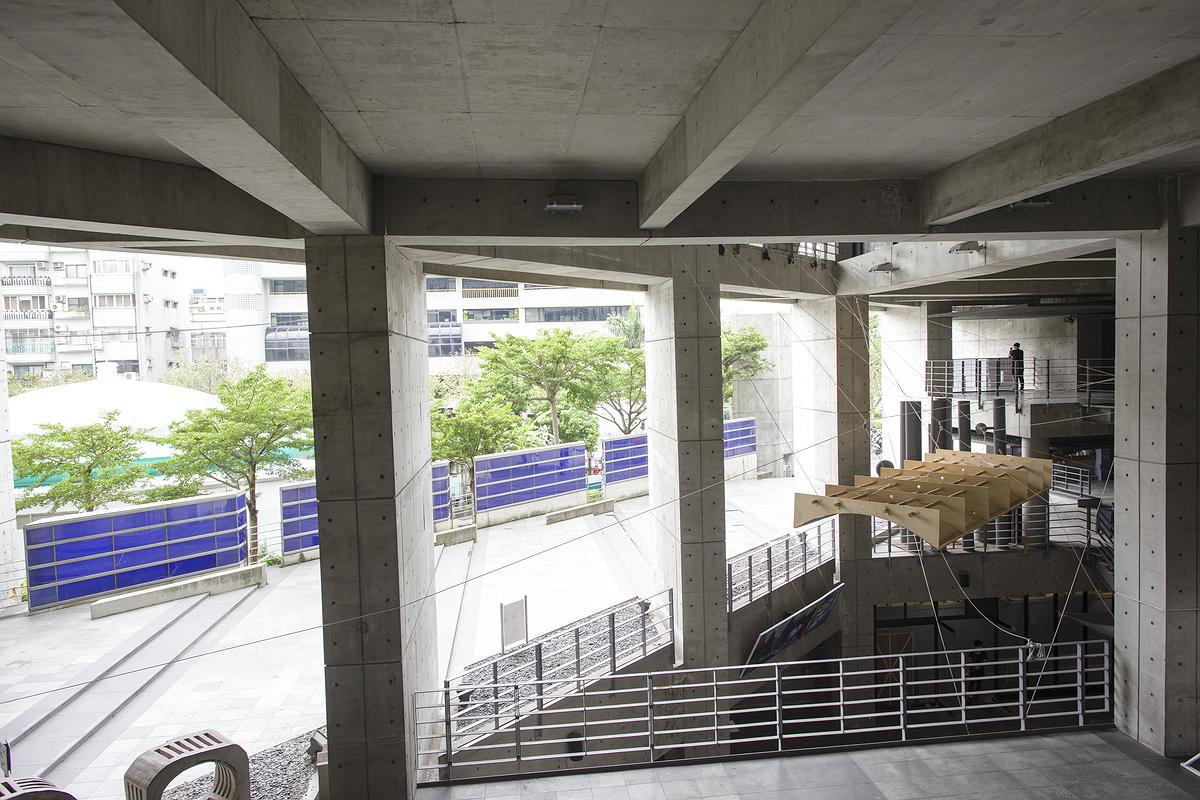 穹頂與幻象 : 揭示我們所背負的-22的封面圖