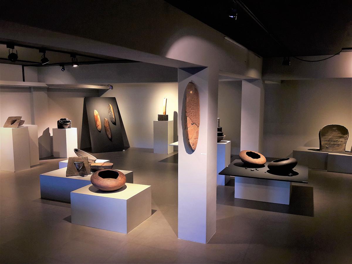 滾動與反轉之間  連炳龍創作論述-展場圖 (7)的封面圖