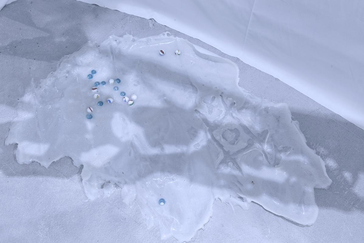 〈流變空間〉，2022，樹酯、彈珠、痱子粉、Antari ICE-101，依場域而定，作品局部的封面圖