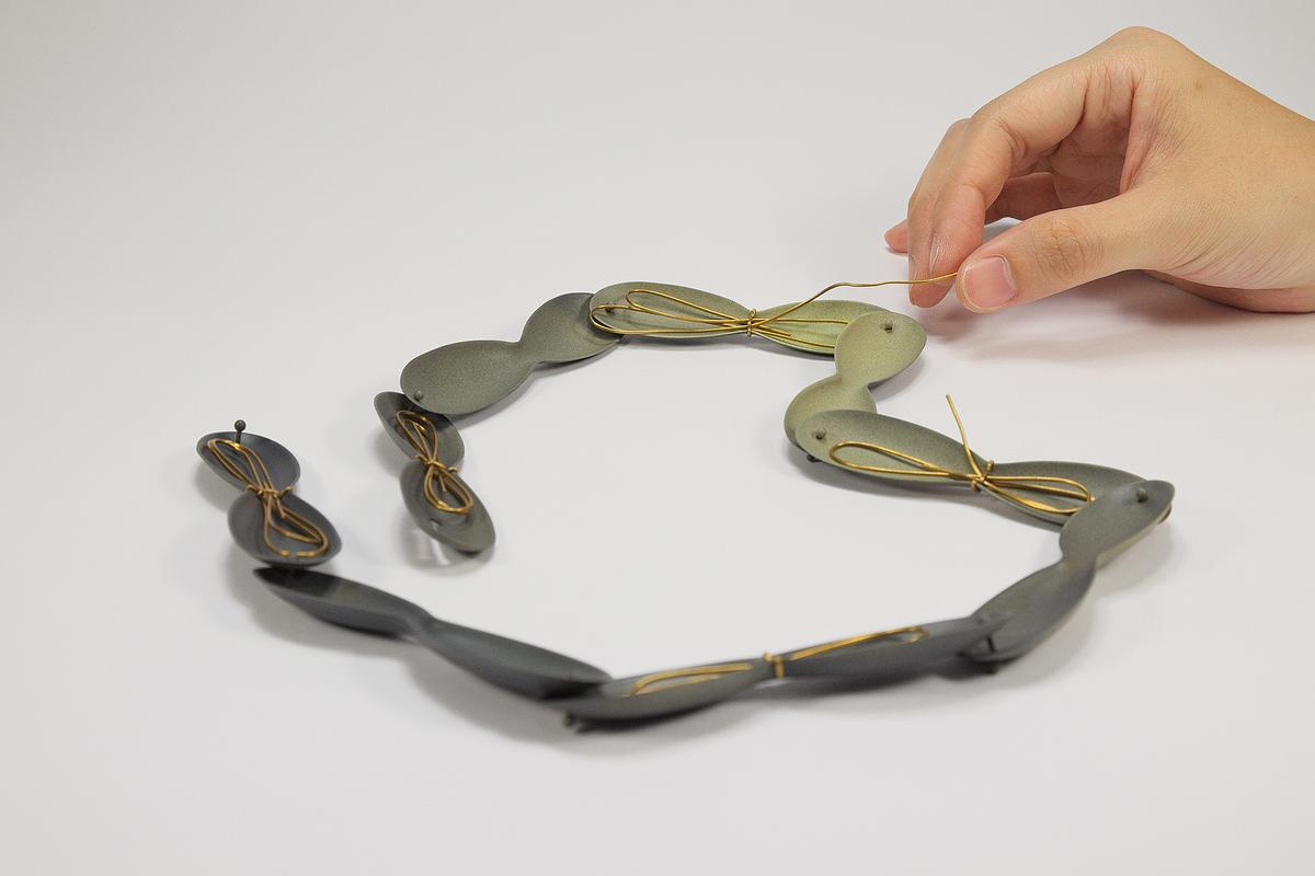 潛藏下的觸動 ― 張綺芳當代首飾創作論述-3.繫的封面圖